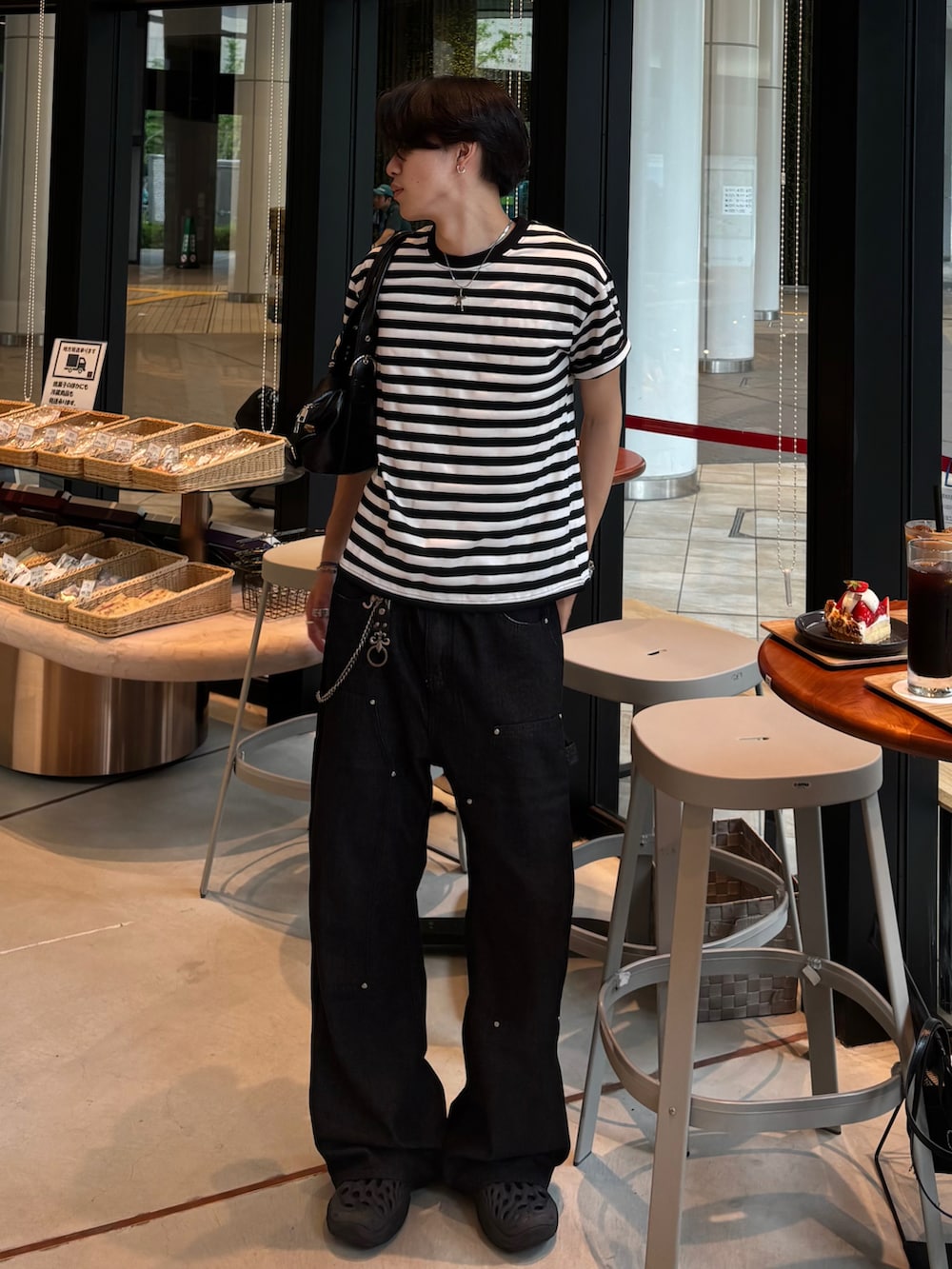 ホワイト系のTシャツ/カットソー、ブラック系のデニムパンツ、ブラック系のショルダーバッグを着用したメンズの春コーディネートの4枚目の写真