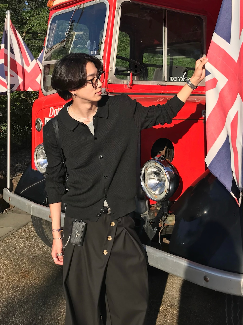 ブラック系のカーディガン/ボレロ、その他のTシャツ/カットソー、ブラック系のスラックスを着用したメンズの秋コーディネートの5枚目の写真