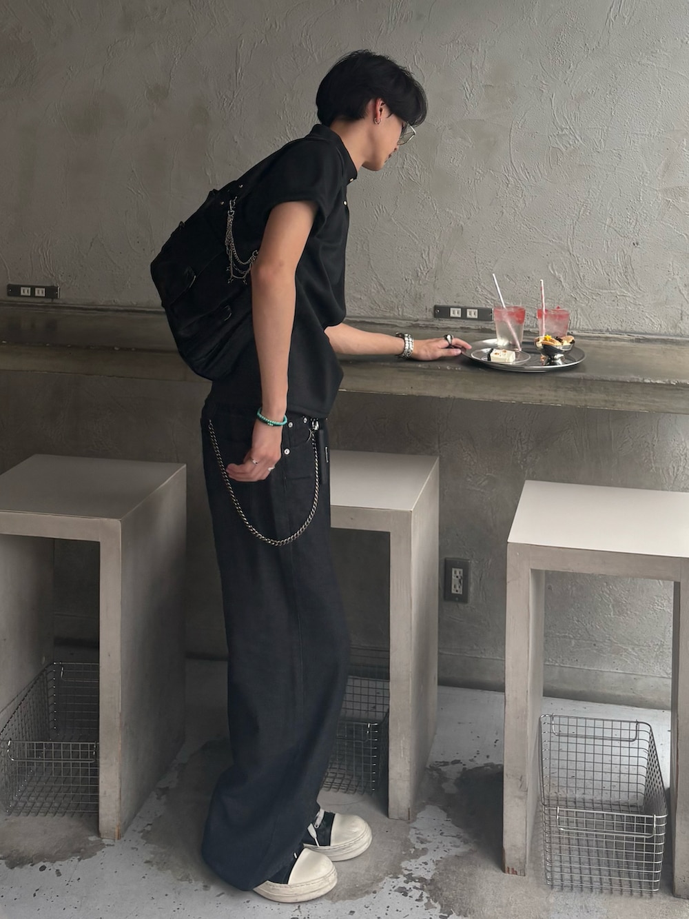 ブラック系のTシャツ/カットソー、ブラック系のデニムパンツ、ブラック系のスニーカーを着用したメンズの夏コーディネートの4枚目の写真