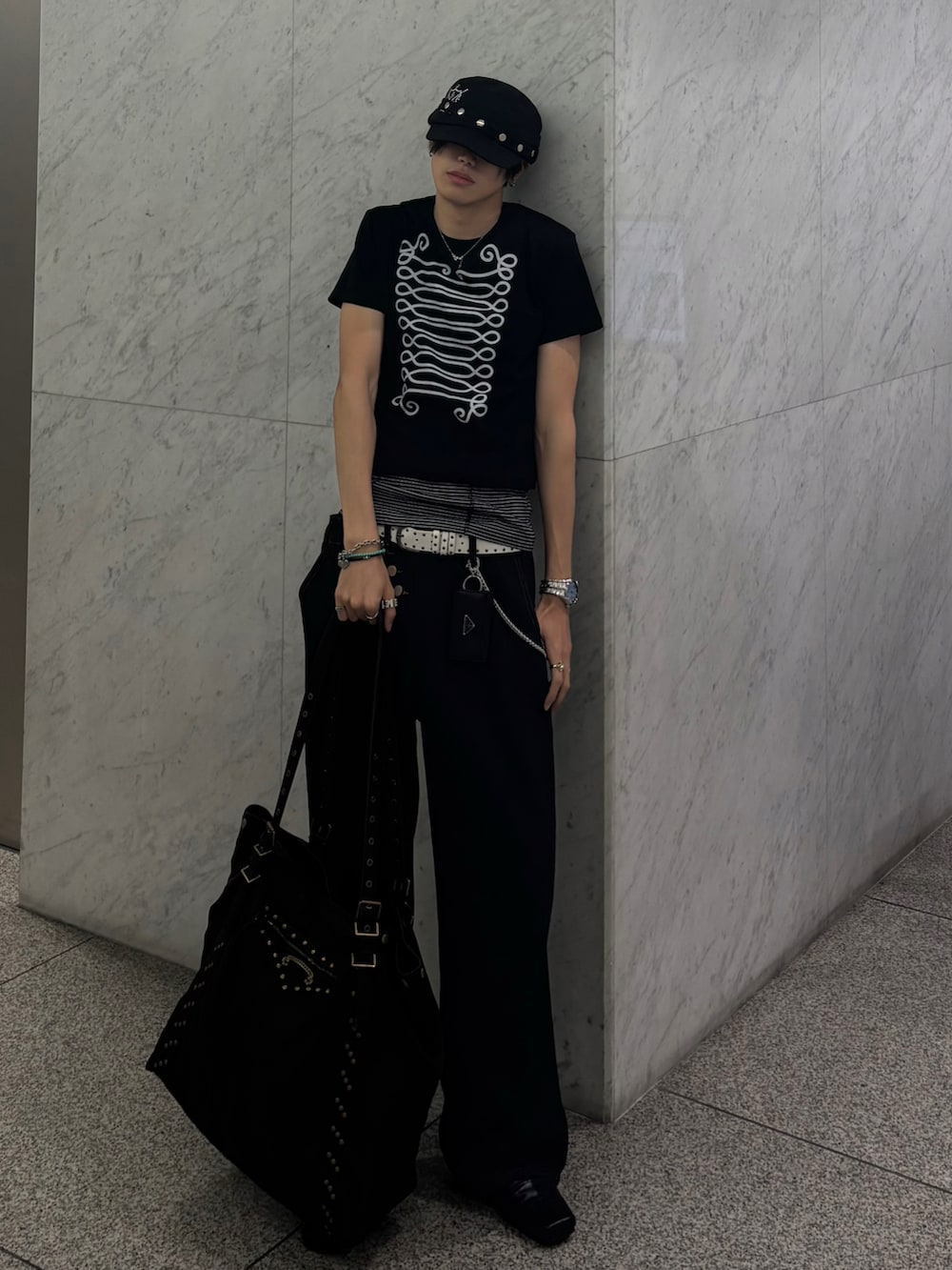 その他のTシャツ/カットソー、ブラック系のタンクトップ、ブラック系のローファーを着用したメンズの夏コーディネートの2枚目の写真