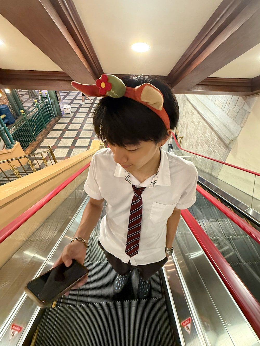 ブラック系のサンダル、ブラウン系のスラックス、ホワイト系のシャツ/ブラウスを着用したメンズの夏コーディネートの2枚目の写真