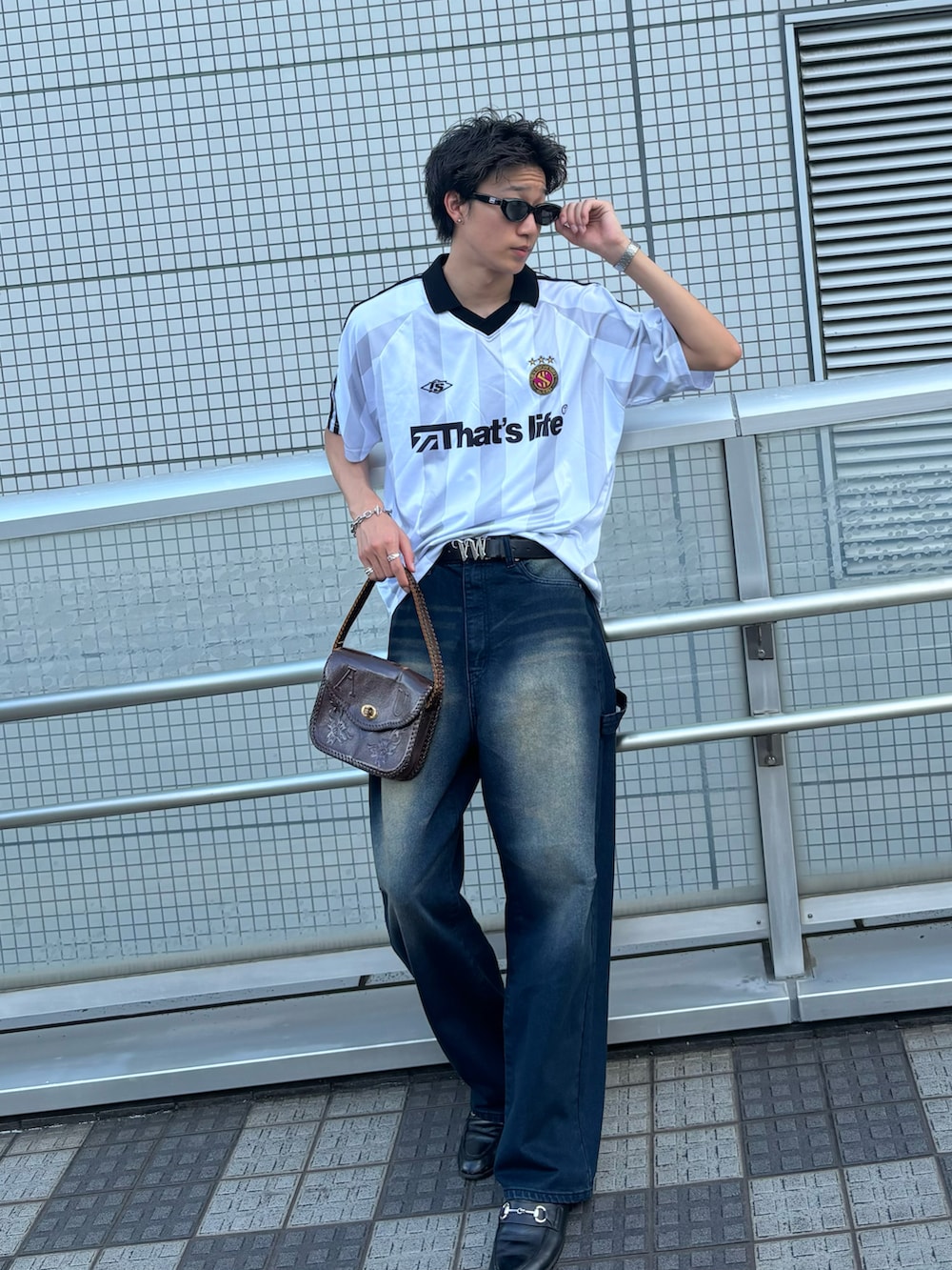 ホワイト系のTシャツ/カットソー、ブルー系のデニムパンツ、ブラック系のローファーを着用したメンズの夏コーディネートの2枚目の写真