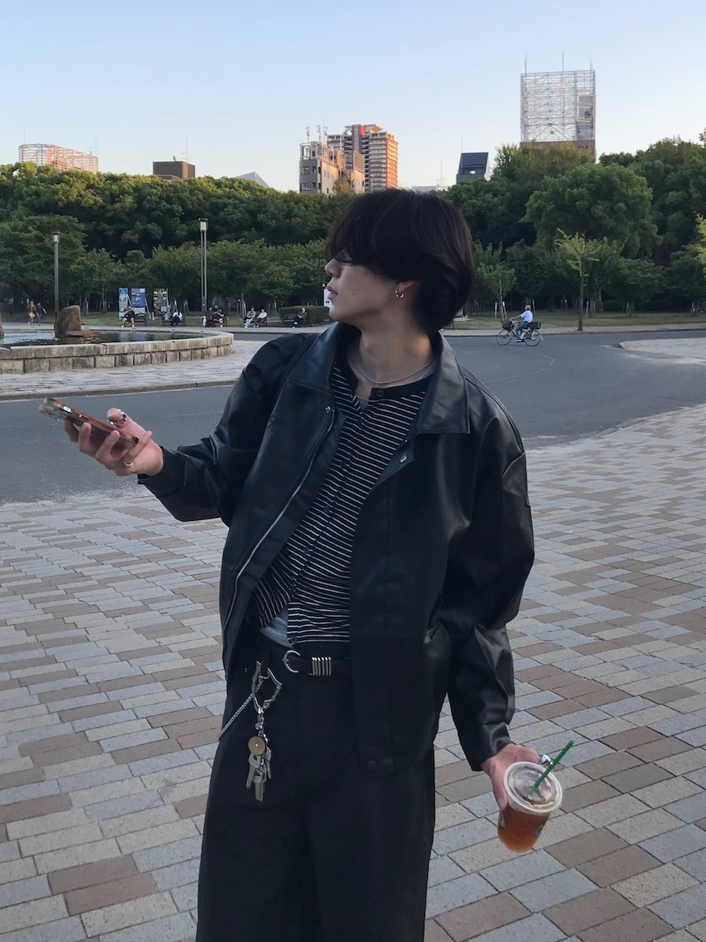 ブラック系のカーディガン/ボレロ、ブラック系のライダースジャケット、ブラック系のスラックスを着用したメンズの秋コーディネートの4枚目の写真