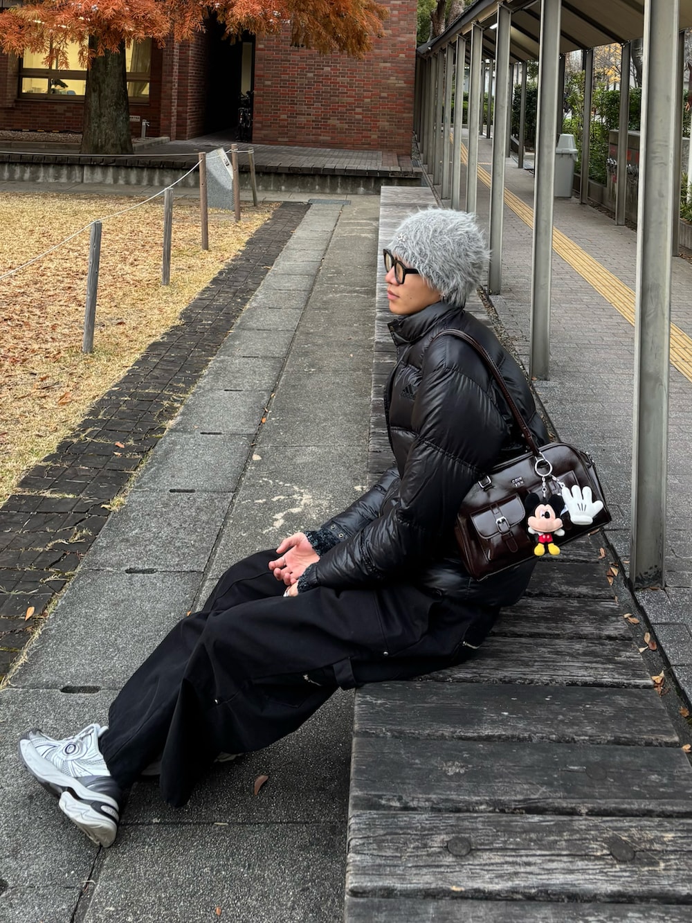 ブラック系のダウンジャケット/コート、ブラック系のカーゴパンツ、ホワイト系のスニーカーを着用したメンズの冬コーディネートの2枚目の写真