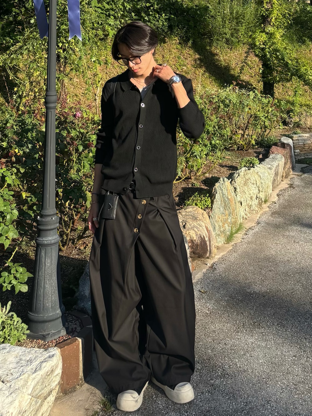 ブラック系のカーディガン/ボレロ、その他のTシャツ/カットソー、ブラック系のスラックスを着用したメンズの秋コーディネートの2枚目の写真