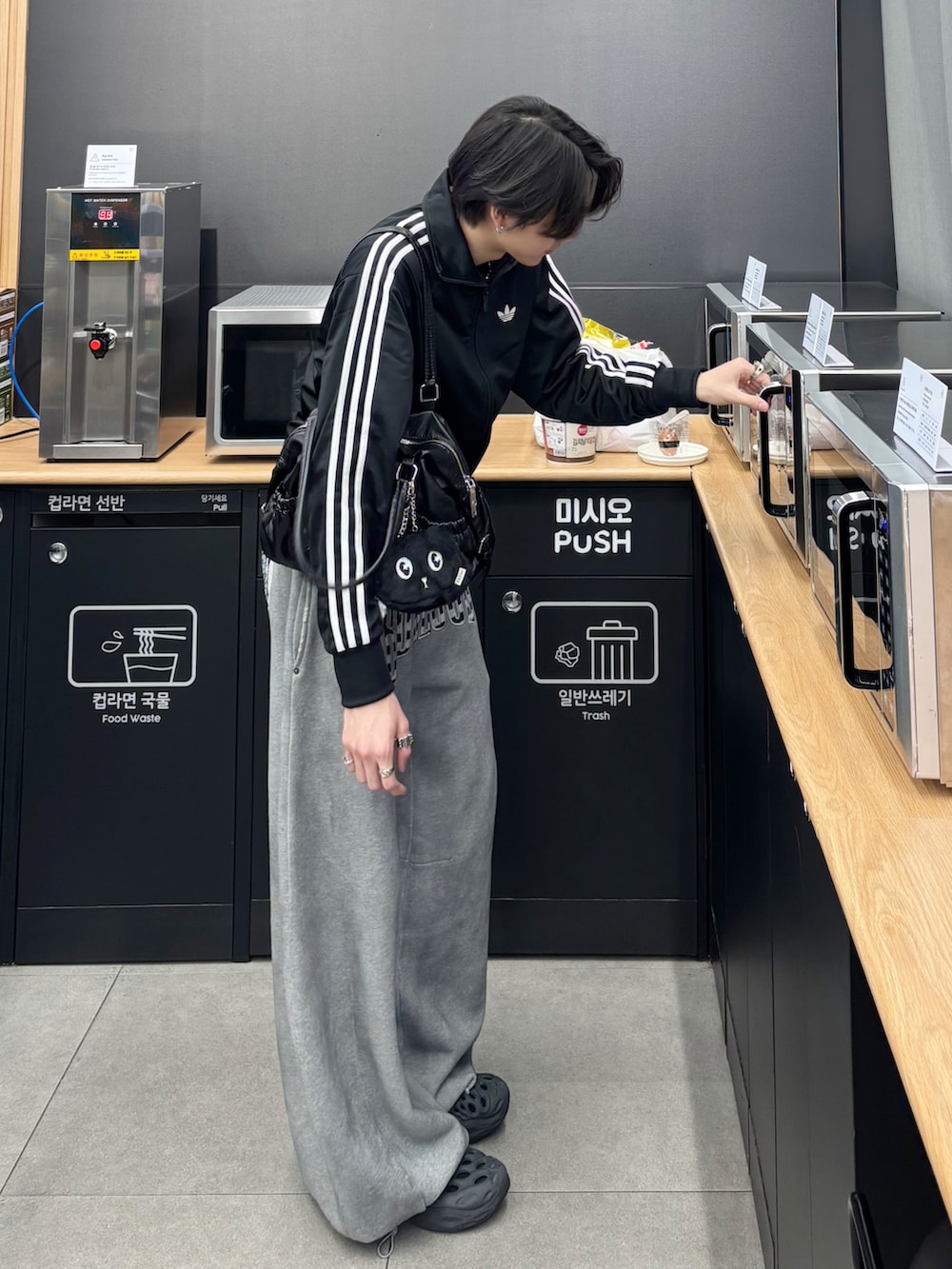 ブラック系のジャージ、その他のTシャツ/カットソー、グレー系のスウェットパンツを着用したメンズの春コーディネートの3枚目の写真