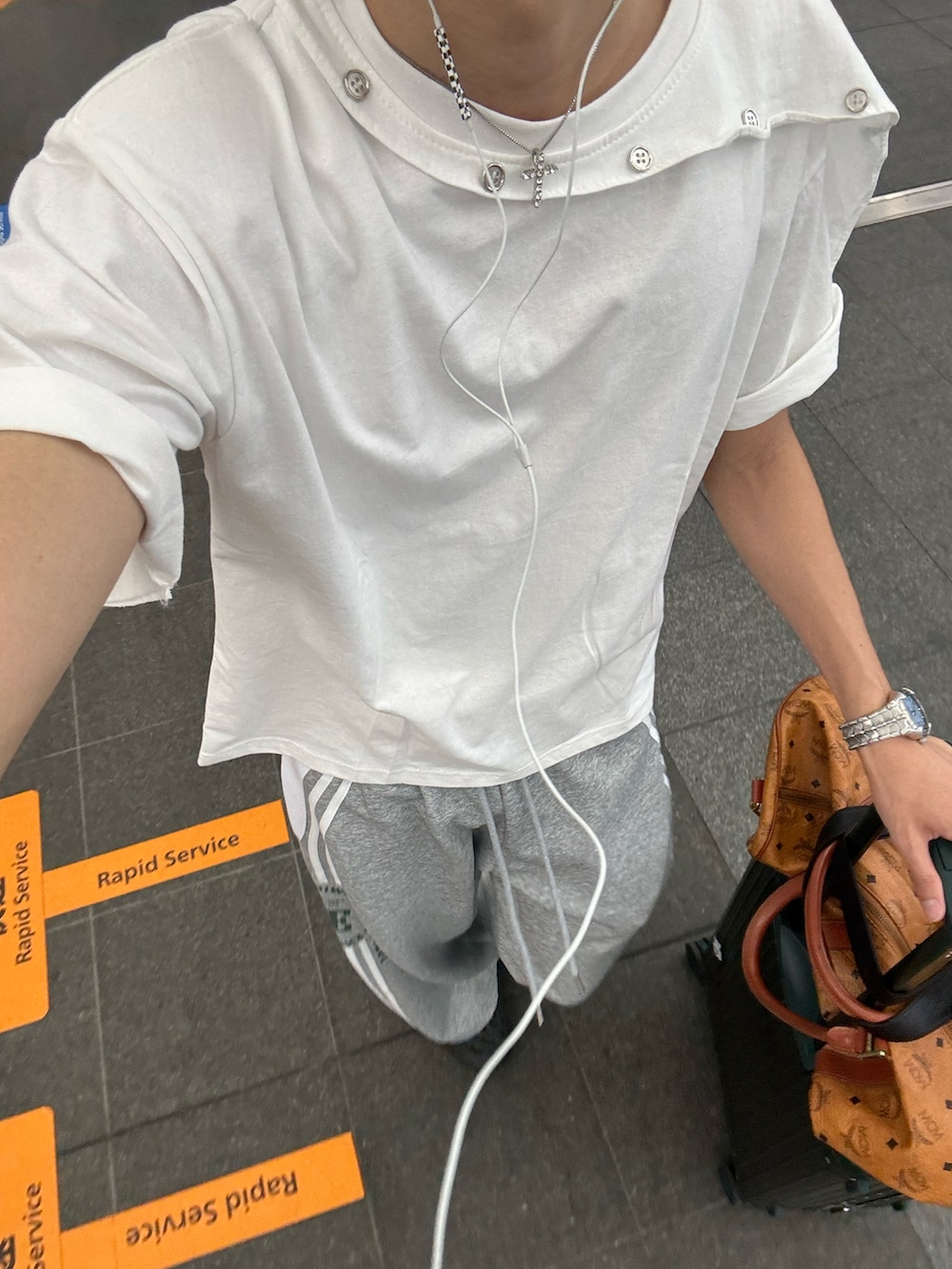 ホワイト系のTシャツ/カットソー、グレー系のスウェットパンツ、ブラック系のサンダルを着用したメンズの夏コーディネートの5枚目の写真