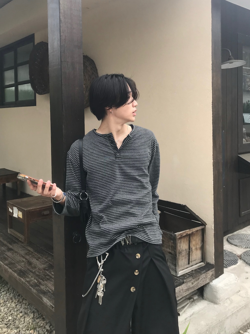 ブラック系のスラックス、ブラック系のスニーカー、グレー系のTシャツ/カットソーを着用したメンズの秋コーディネートの4枚目の写真
