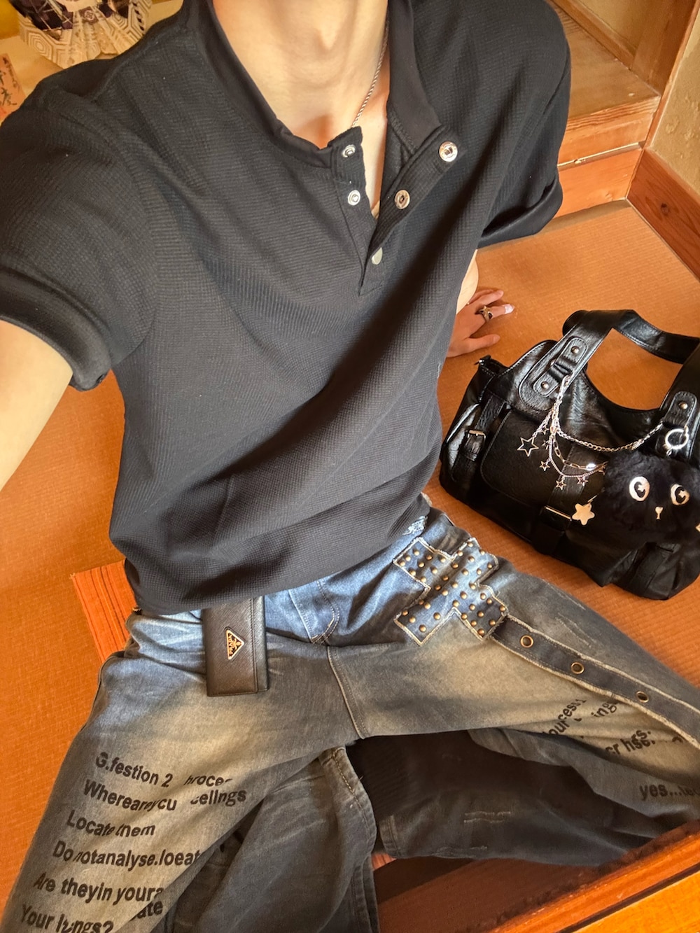 ブラック系のTシャツ/カットソー、ブルー系のデニムパンツ、ブラック系のスニーカーを着用したメンズの夏コーディネートの4枚目の写真