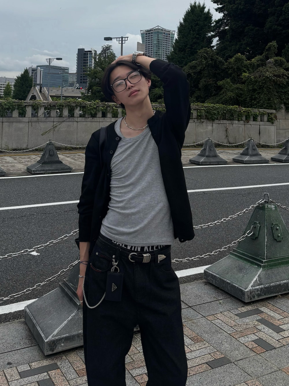 その他のTシャツ/カットソー、ブラック系のデニムパンツ、ブラック系のスニーカーを着用したメンズの夏コーディネートの4枚目の写真