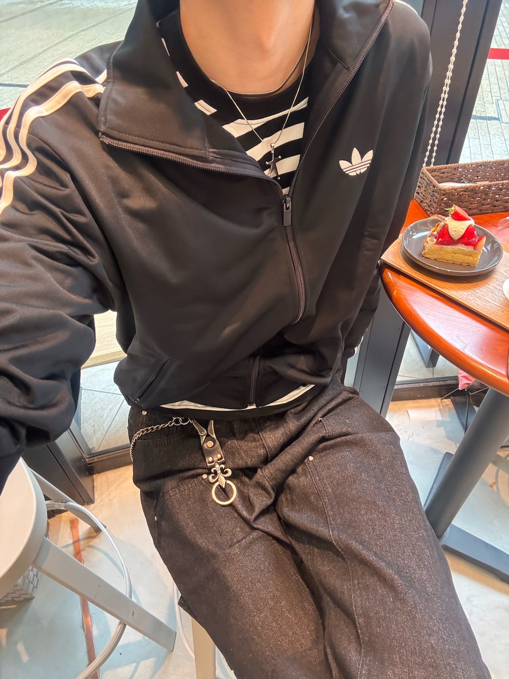 ブラック系のジャージ、ホワイト系のTシャツ/カットソー、ブラック系のデニムパンツを着用したメンズの春コーディネートの3枚目の写真