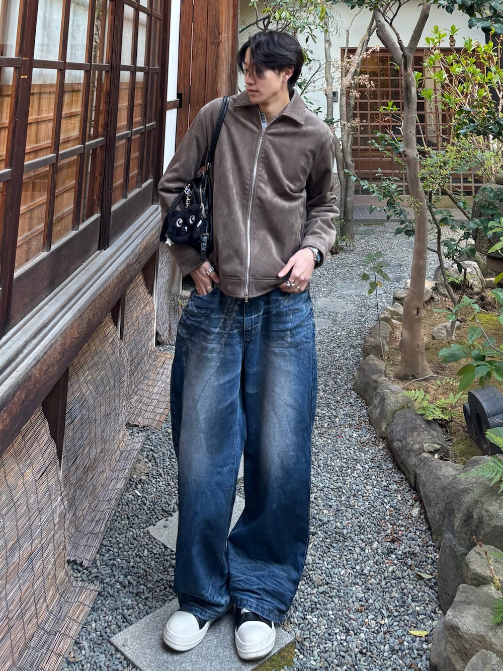 その他のMA-1、ブルー系のデニムパンツ、ブラック系のスニーカーを着用したメンズの春コーディネートの3枚目の写真