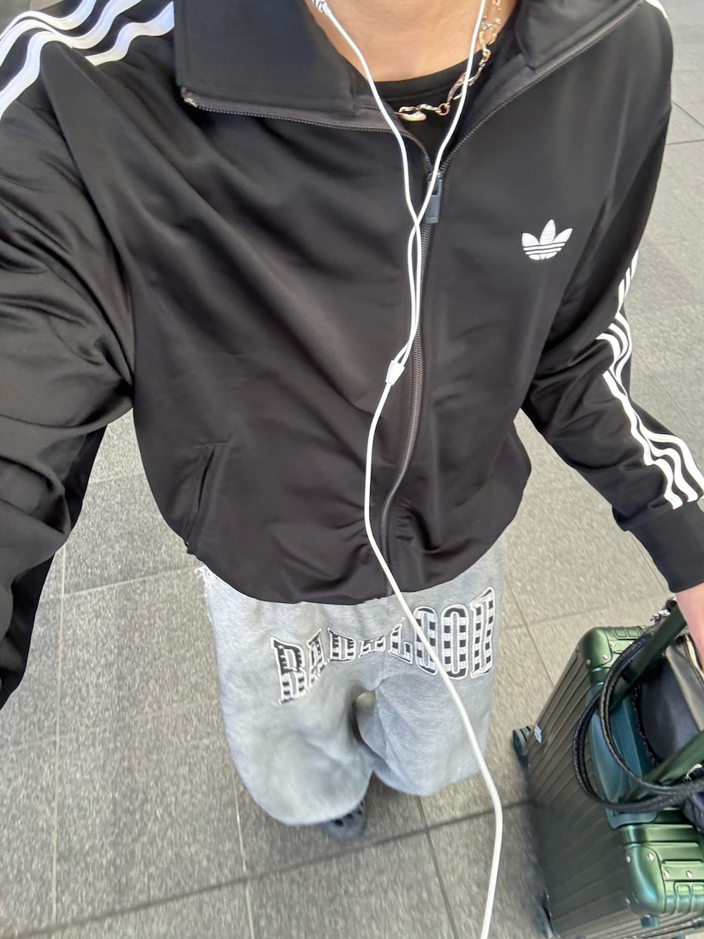 ブラック系のジャージ、その他のTシャツ/カットソー、グレー系のスウェットパンツを着用したメンズの春コーディネートの4枚目の写真