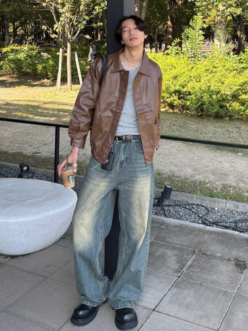 ブラウン系のライダースジャケット、その他のTシャツ/カットソー、ブルー系のデニムパンツを着用したメンズの秋コーディネートの2枚目の写真