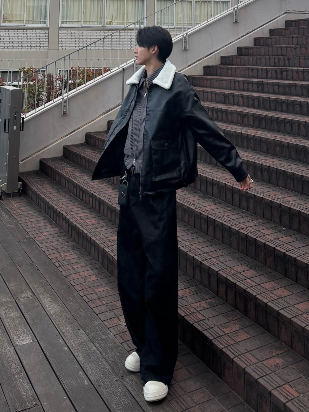 グレー系のブルゾン、ブラック系のブルゾン、ブラック系のデニムパンツを着用したメンズの冬コーディネートの2枚目の写真