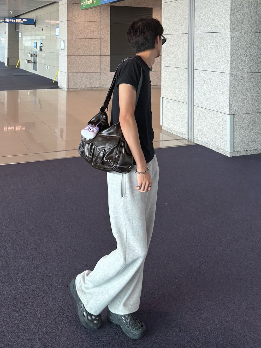 ブラック系のTシャツ/カットソー、グレー系のスウェットパンツ、ブラック系のサンダルを着用したメンズの夏コーディネートの3枚目の写真