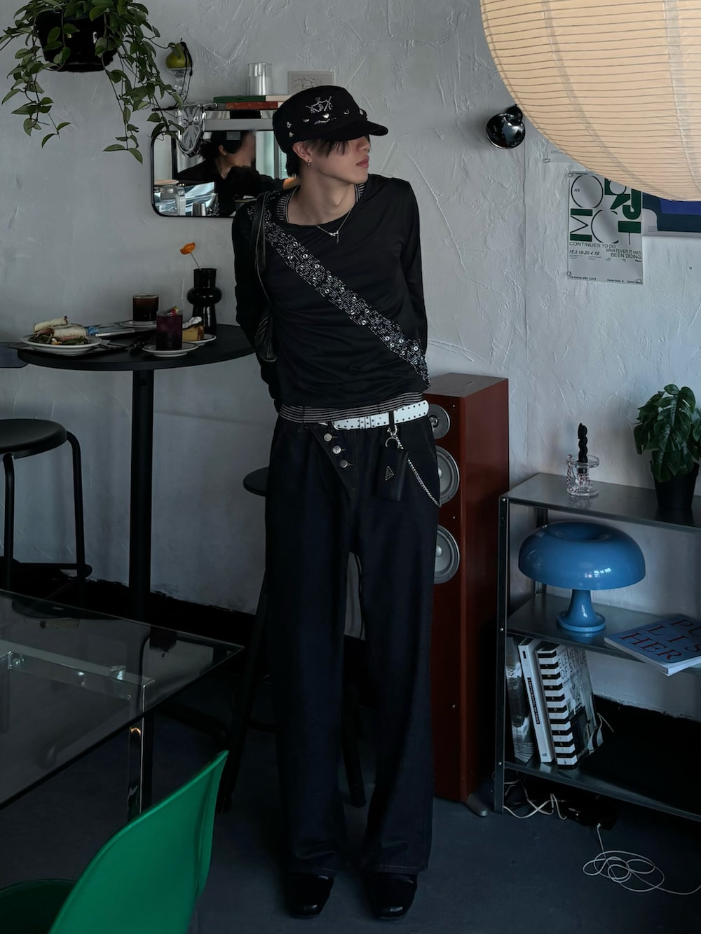 ブラック系のTシャツ/カットソー、ブラック系のデニムパンツ、ブラック系のローファーを着用したメンズの夏コーディネートの2枚目の写真