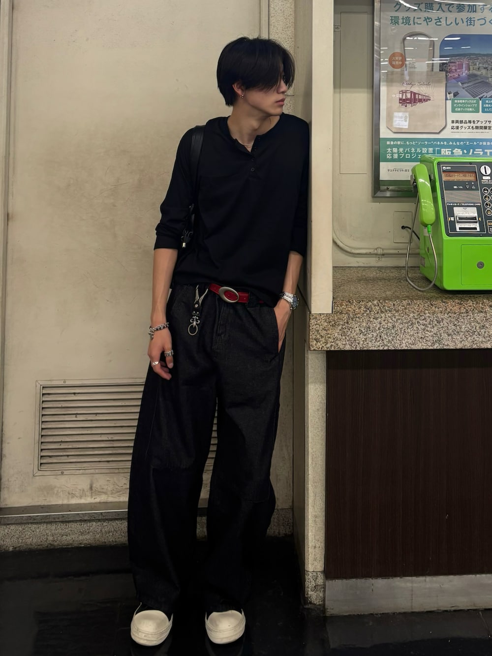 ブラック系のTシャツ/カットソー、ブラック系のデニムパンツ、ブラック系のスニーカーを着用したメンズの夏コーディネートの3枚目の写真