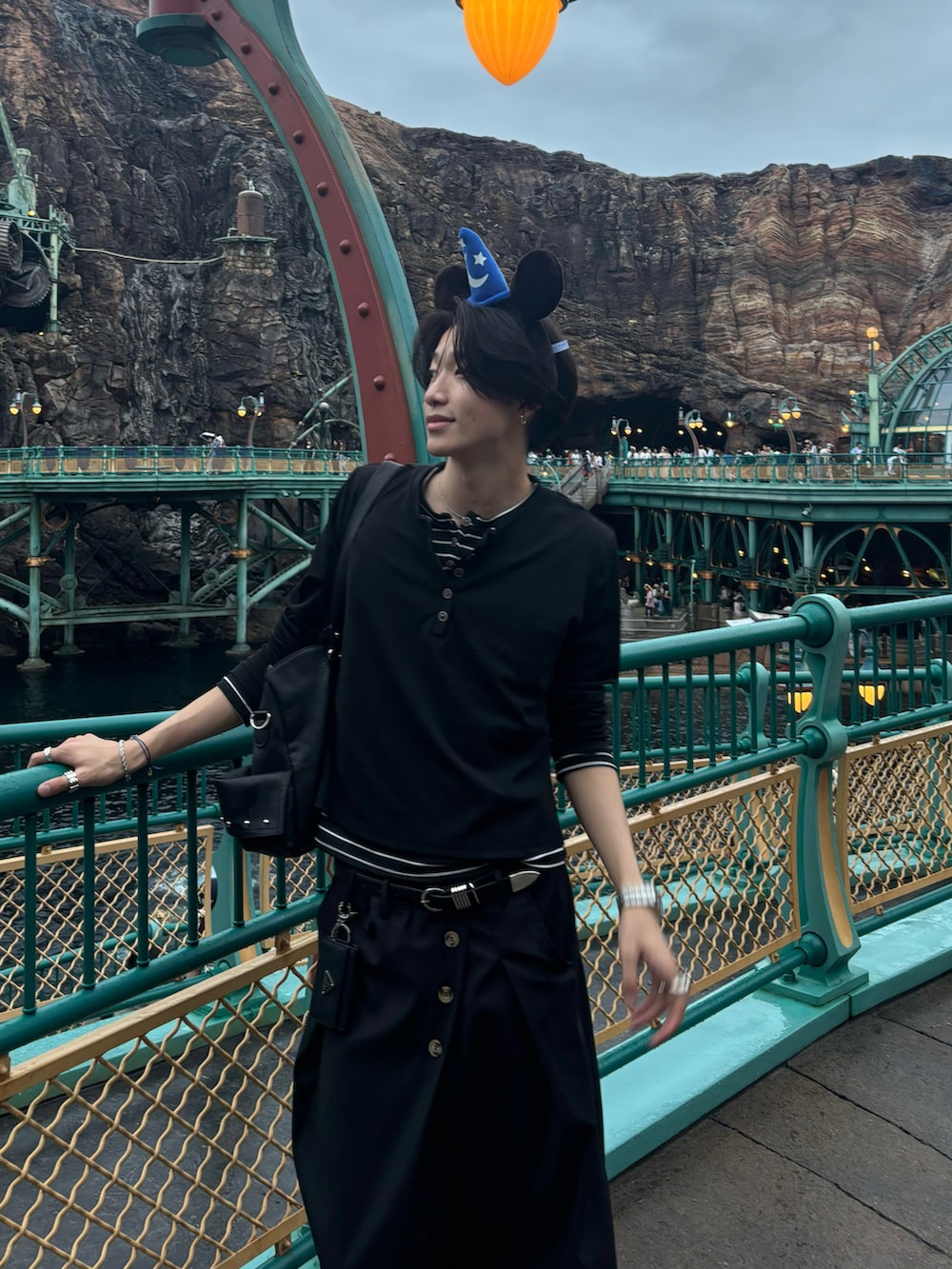 ブラック系のTシャツ/カットソー、ブラック系のスラックス、ブラック系のスニーカーを着用したメンズの夏コーディネートの3枚目の写真
