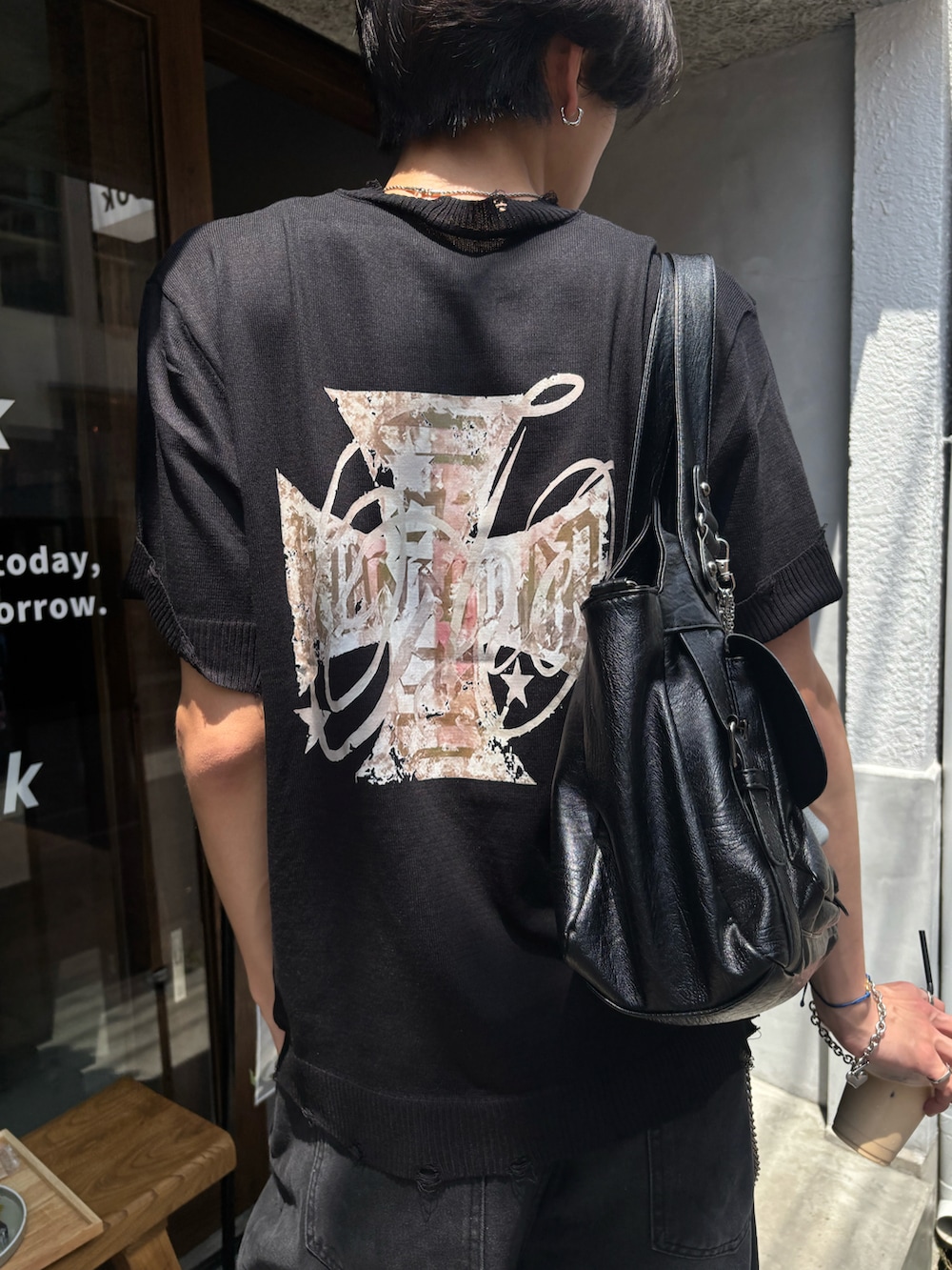 ブラック系のスニーカー、ブラック系のTシャツ/カットソー、ブラック系のデニムパンツを着用したメンズの夏コーディネートの5枚目の写真