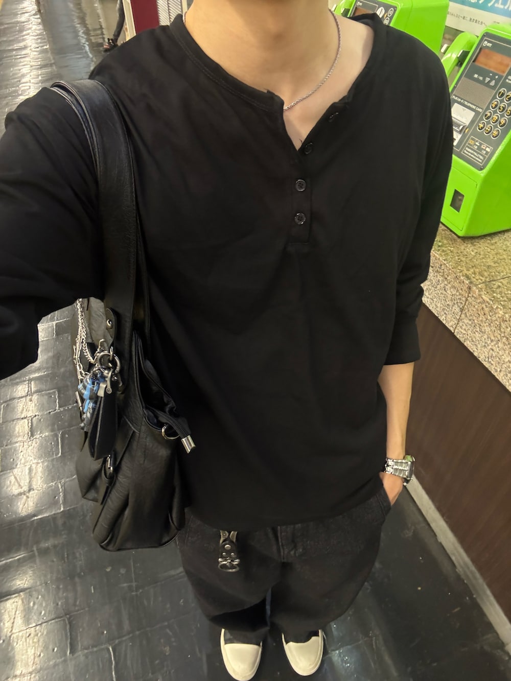 ブラック系のTシャツ/カットソー、ブラック系のデニムパンツ、ブラック系のスニーカーを着用したメンズの夏コーディネートの5枚目の写真