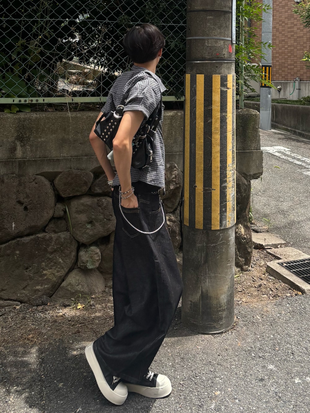 ブラック系のシャツ/ブラウス、ブラック系のデニムパンツ、ブラック系のスニーカーを着用したメンズの夏コーディネートの3枚目の写真