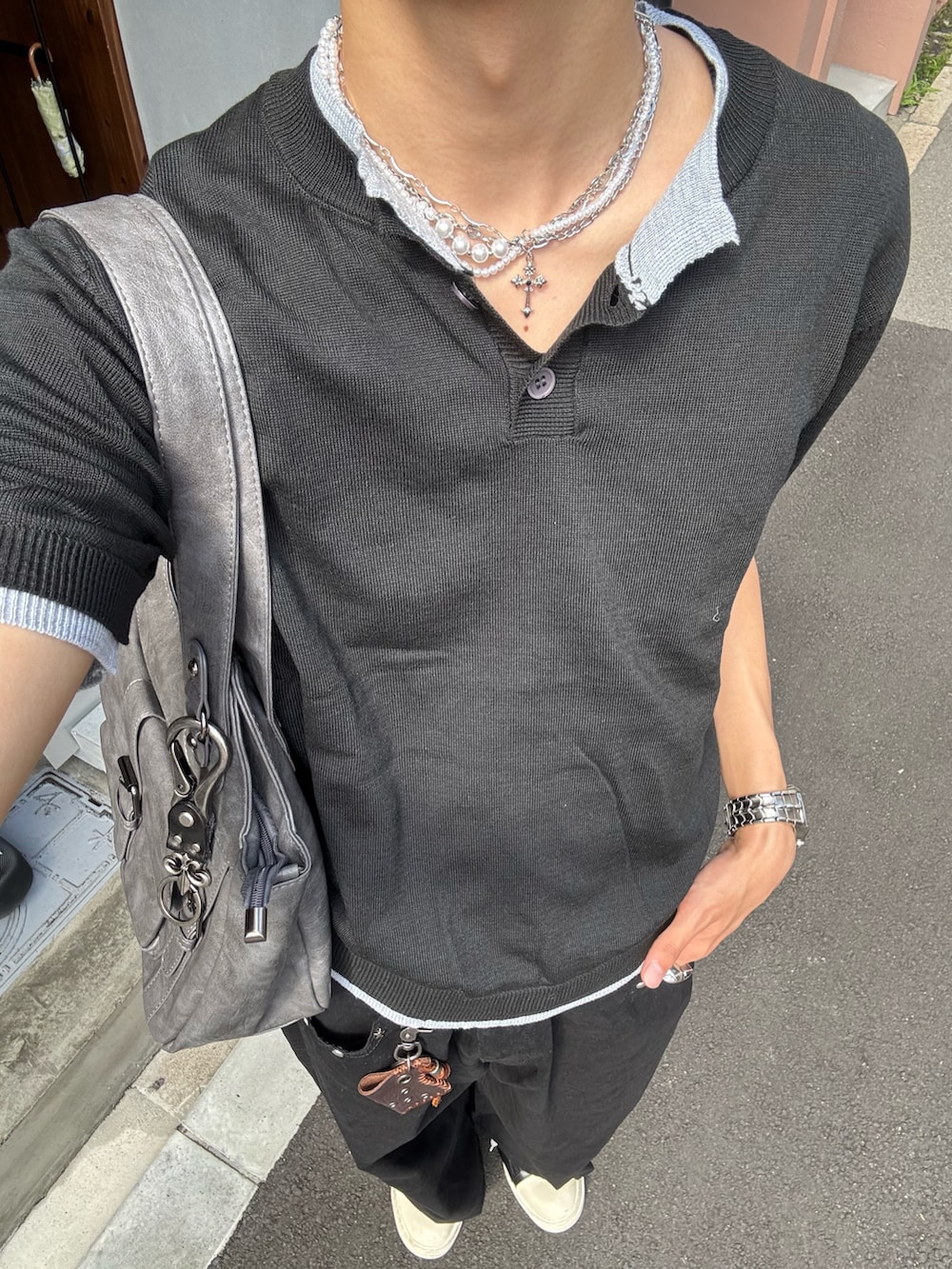 ブラック系のTシャツ/カットソー、ブラック系のデニムパンツ、ブラック系のスニーカーを着用したメンズの夏コーディネートの5枚目の写真
