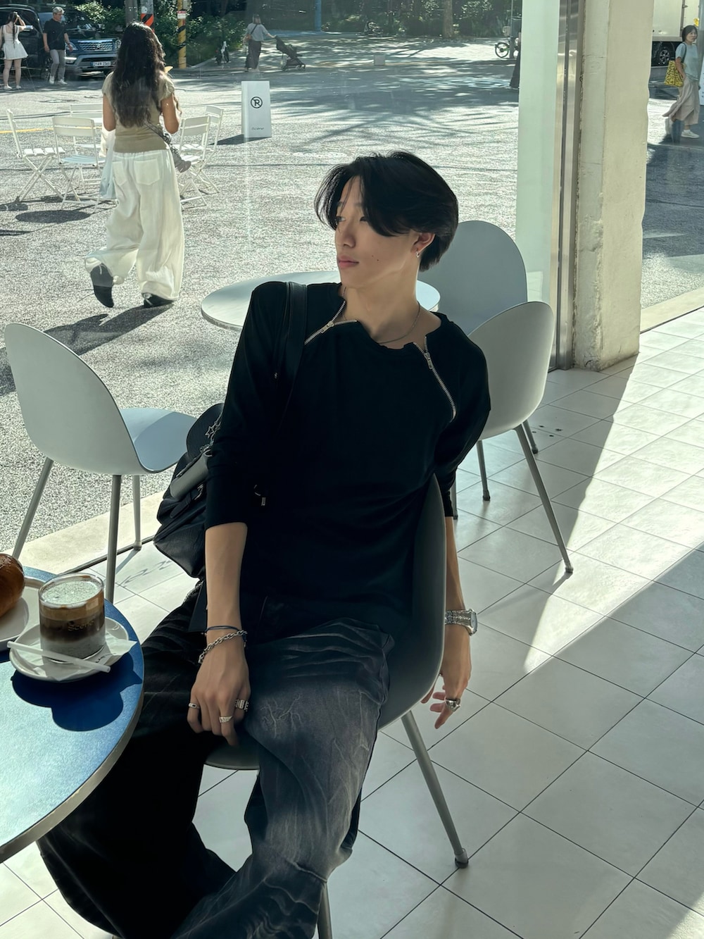 ブラック系のTシャツ/カットソー、ブラック系のデニムパンツ、ブラック系のスニーカーを着用したメンズの夏コーディネートの4枚目の写真