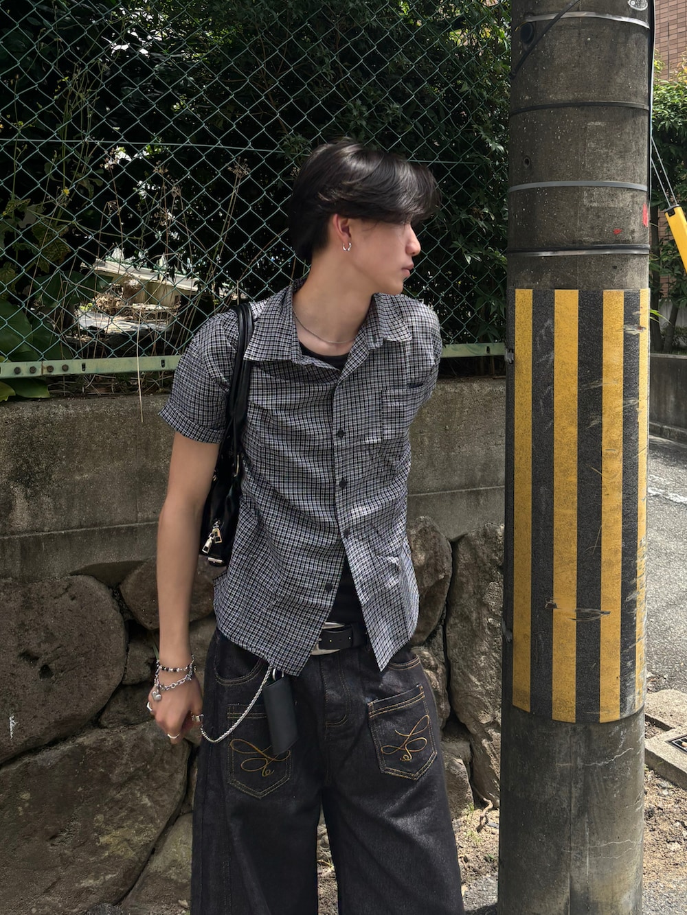ブラック系のシャツ/ブラウス、ブラック系のデニムパンツ、ブラック系のスニーカーを着用したメンズの夏コーディネートの2枚目の写真