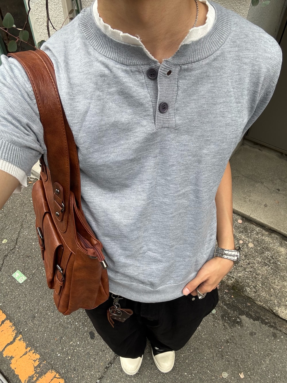 グレー系のTシャツ/カットソー、ブラック系のデニムパンツ、ブラック系のスニーカーを着用したメンズの夏コーディネートの5枚目の写真
