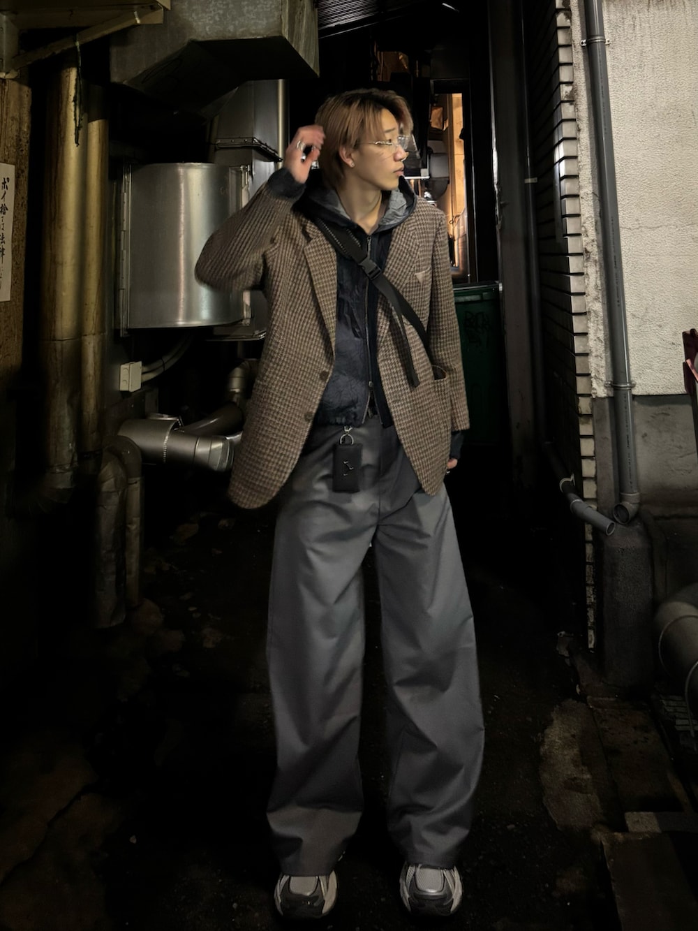 ブルー系のパーカー、ブラウン系のテーラードジャケット、グレー系のスラックスを着用したメンズの春コーディネートの2枚目の写真