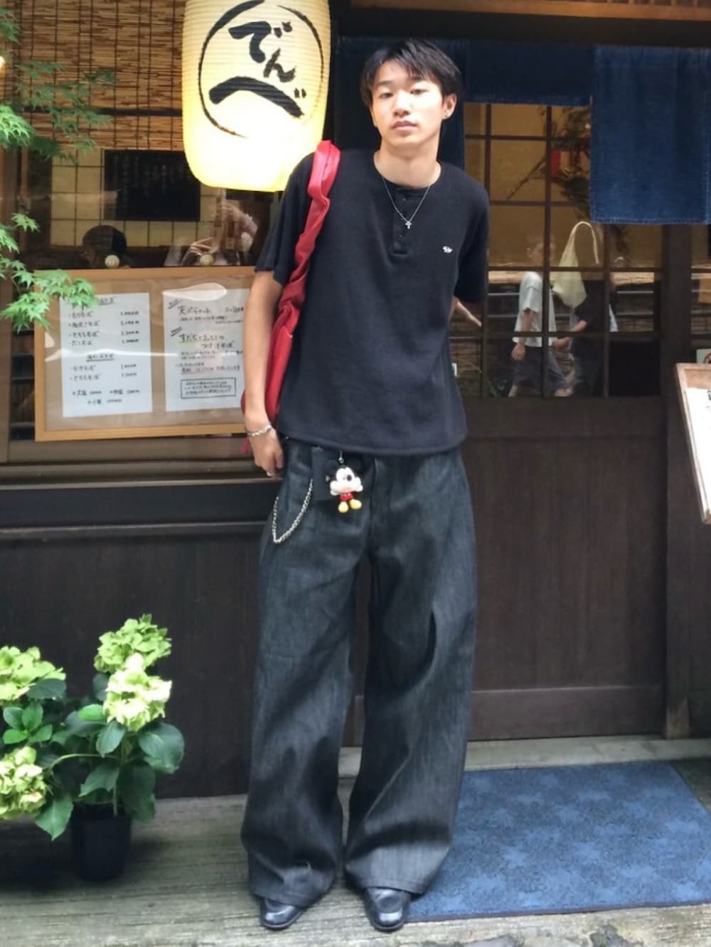 ブラック系のTシャツ/カットソー、レッド系のショルダーバッグ、ブラック系のデニムパンツを着用したメンズの夏コーディネートの3枚目の写真