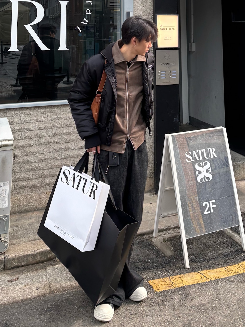 その他のMA-1、ブラック系のジャケット/アウター、ブラック系のデニムパンツを着用したメンズの冬コーディネートの2枚目の写真