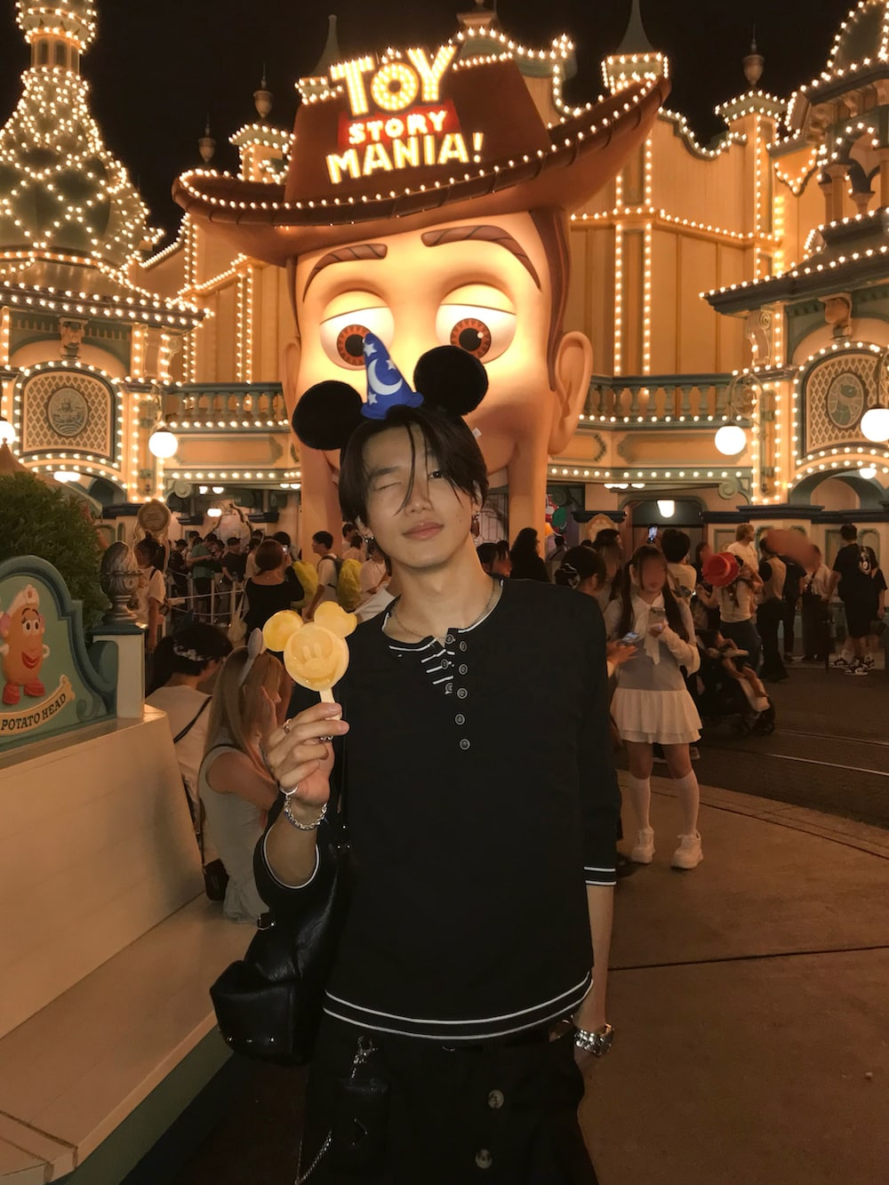 ブラック系のTシャツ/カットソー、ブラック系のスラックス、ブラック系のスニーカーを着用したメンズの夏コーディネートの4枚目の写真