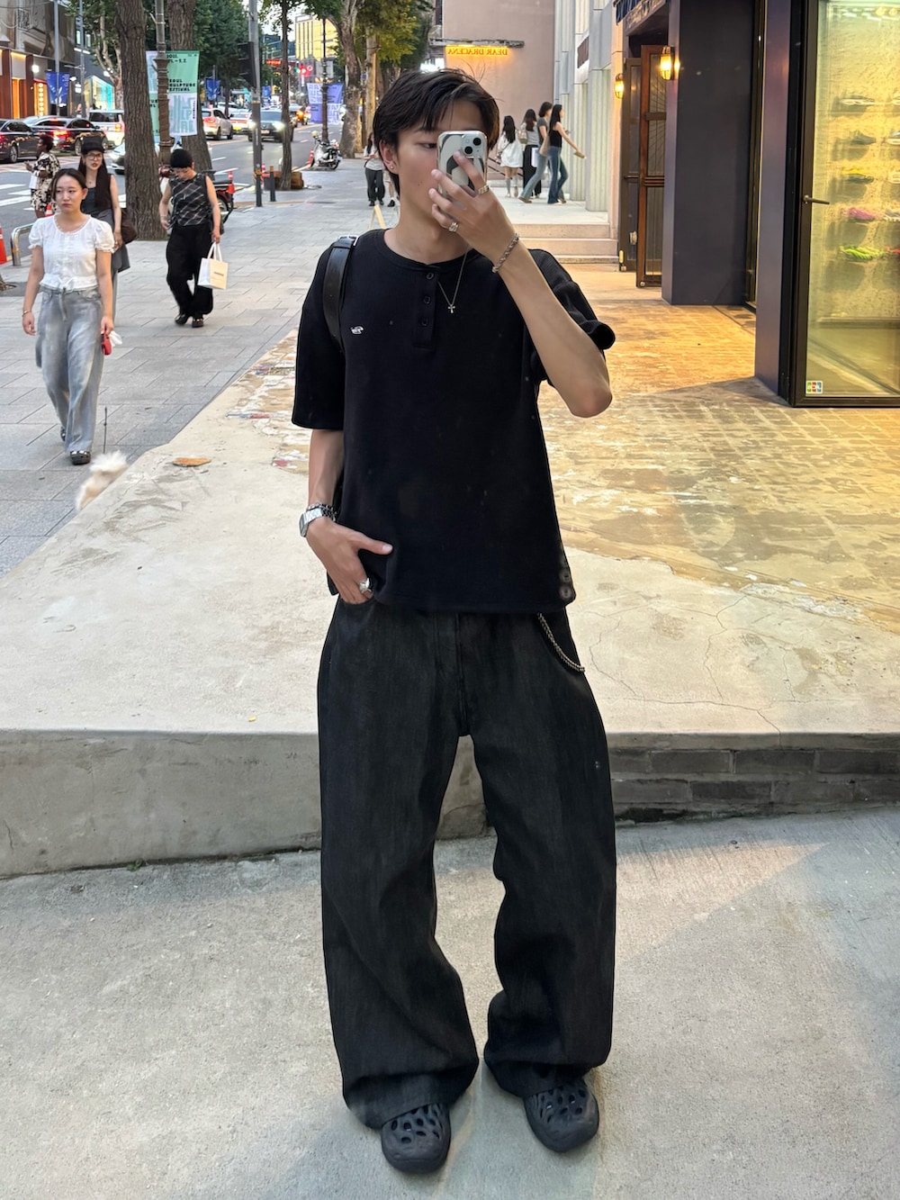 ブラック系のTシャツ/カットソー、ブラック系のデニムパンツ、ブラック系のサンダルを着用したメンズの夏コーディネートの2枚目の写真