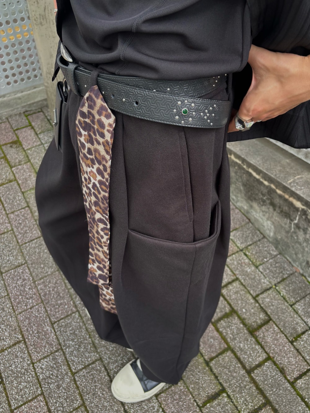 ブラック系のシャツ/ブラウス、ブラック系のタンクトップ、ブラック系のカーゴパンツを着用したメンズの夏コーディネートの4枚目の写真