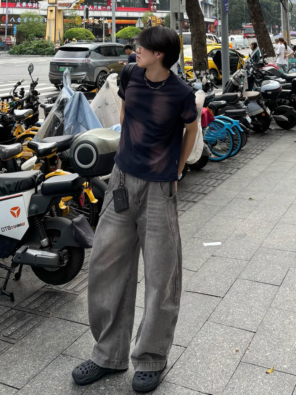 ブルー系のTシャツ/カットソー、グレー系のデニムパンツ、ブラック系のサンダルを着用したメンズの春コーディネートの3枚目の写真