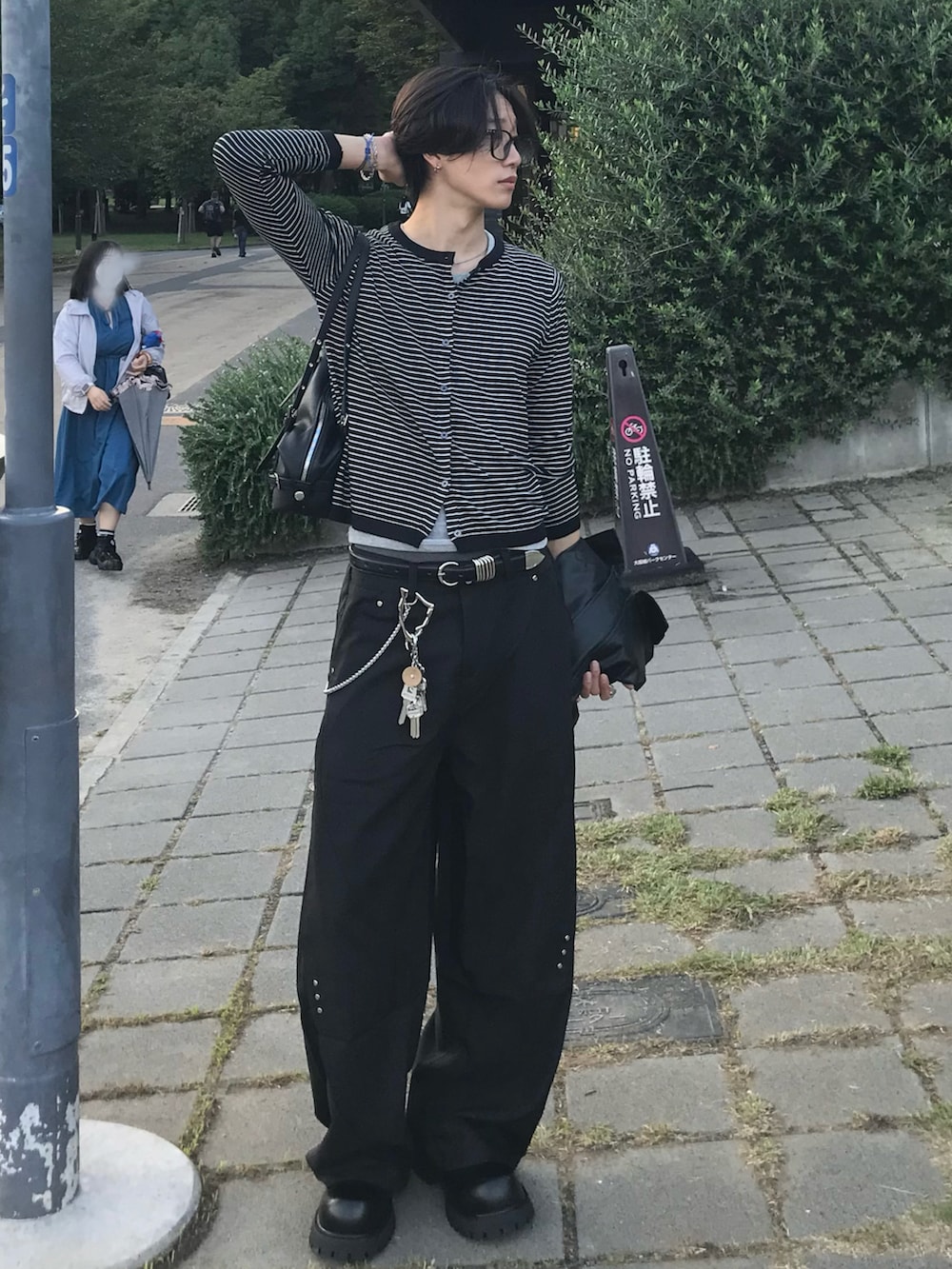 ブラック系のカーディガン/ボレロ、その他のTシャツ/カットソー、ブラック系のスラックスを着用したメンズの秋コーディネートの5枚目の写真