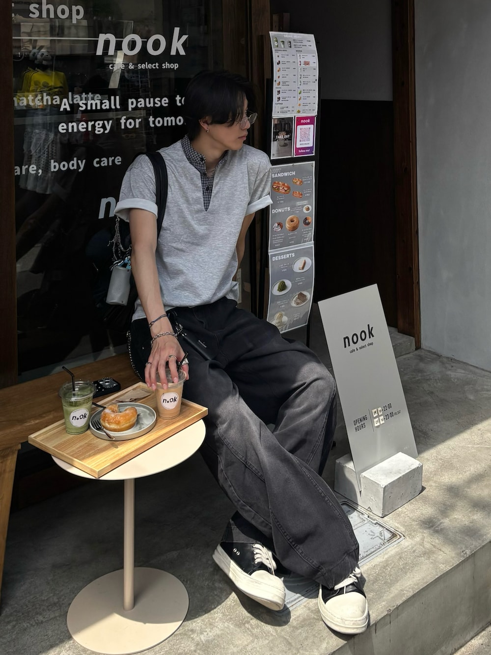 グレー系のTシャツ/カットソー、ブラック系のデニムパンツ、ブラック系のスニーカーを着用したメンズの夏コーディネートの4枚目の写真