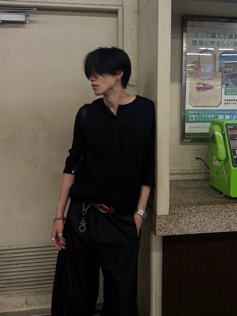 ブラック系のTシャツ/カットソー、ブラック系のデニムパンツ、ブラック系のスニーカーを着用したメンズの夏コーディネートの4枚目の写真