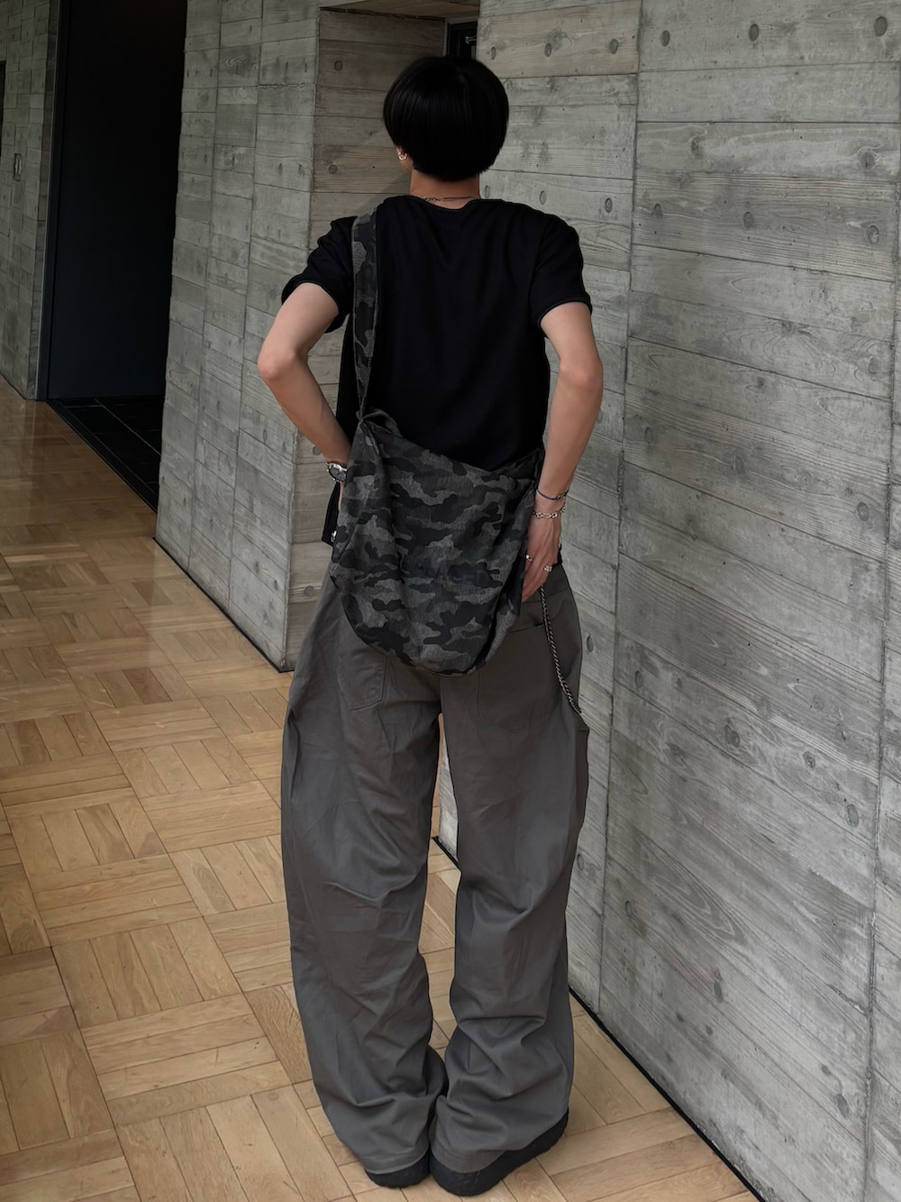 ブラック系のTシャツ/カットソー、グリーン系のショルダーバッグ、グレー系のカーゴパンツを着用したメンズの夏コーディネートの3枚目の写真
