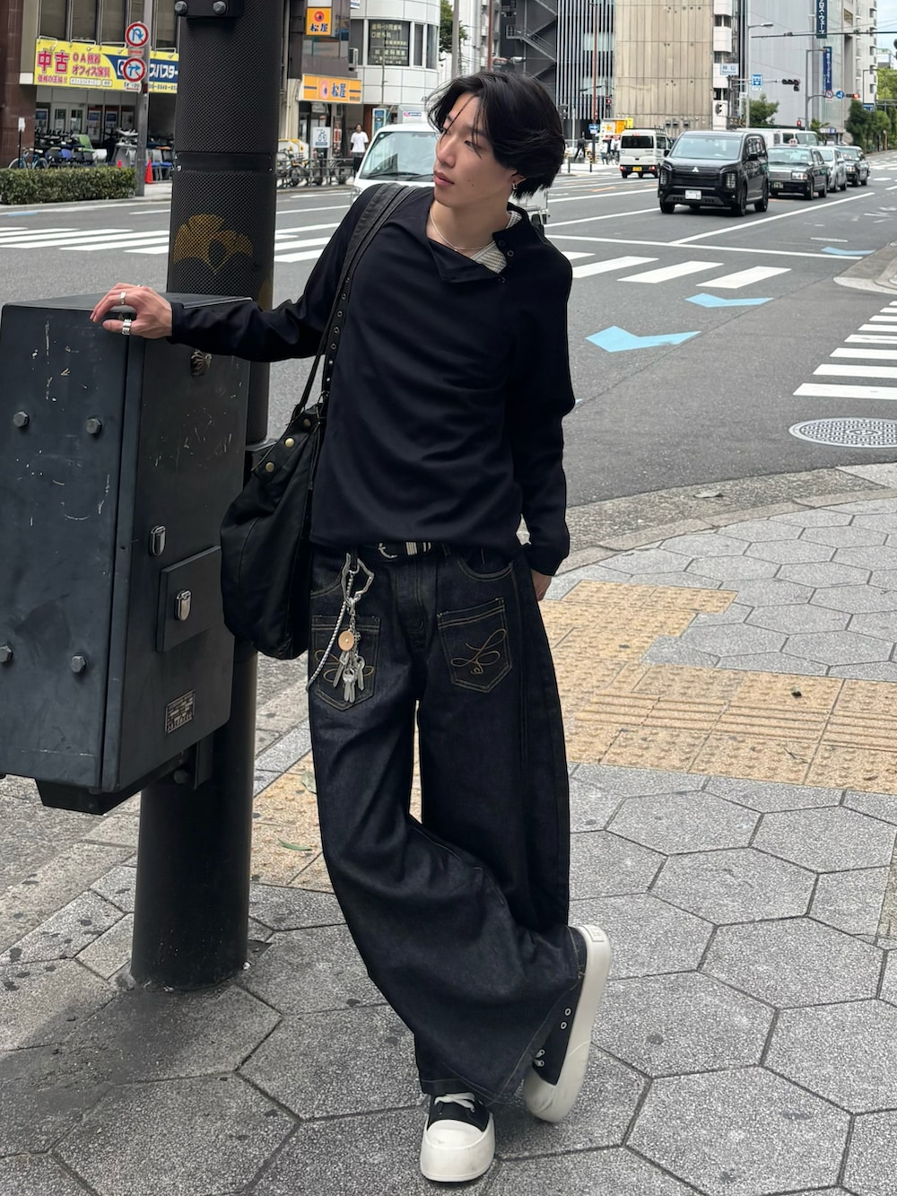 ブラック系のTシャツ/カットソー、グレー系のタンクトップ、ブラック系のデニムパンツを着用したメンズの夏コーディネートの3枚目の写真