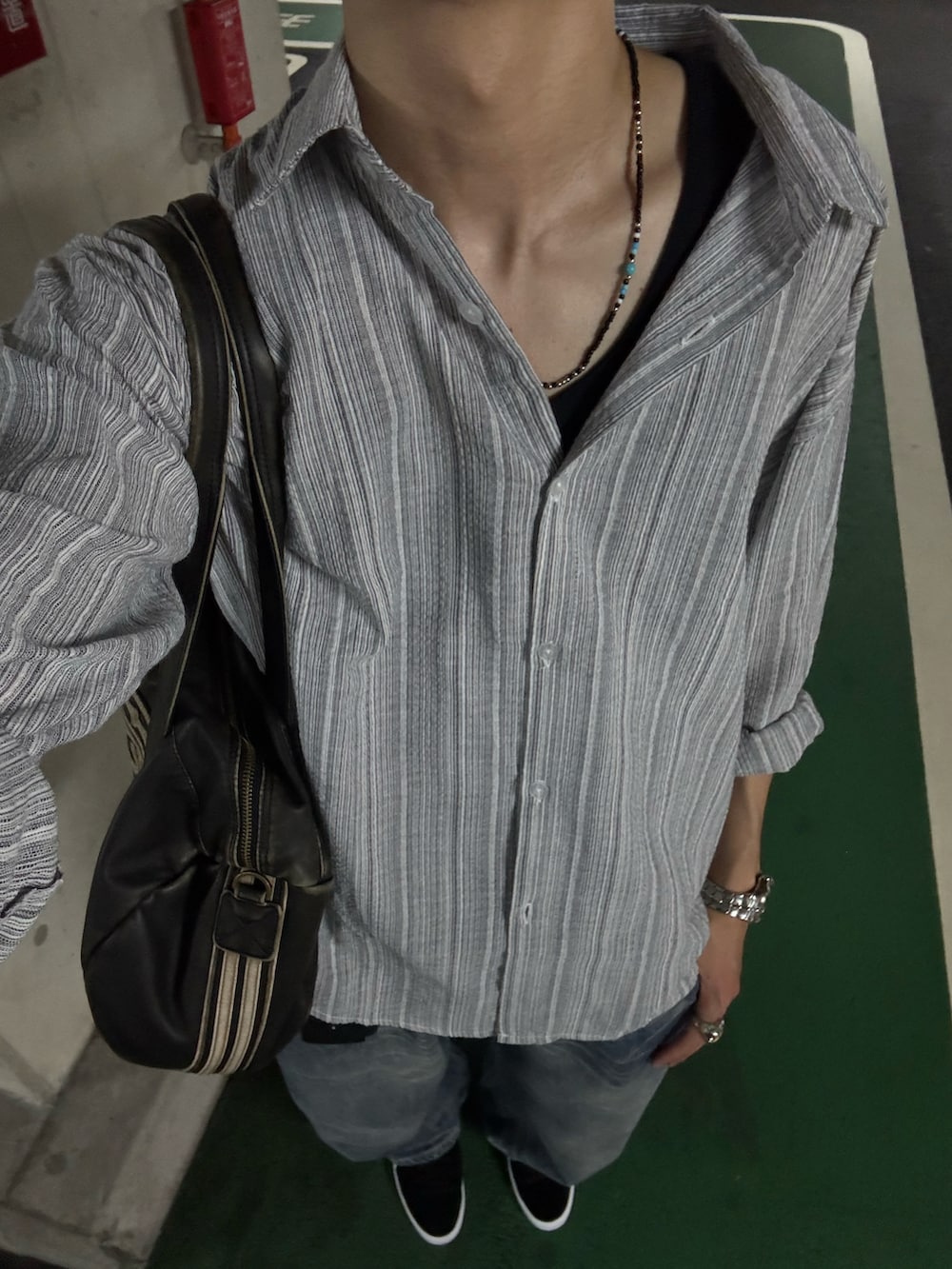 ブラック系のスニーカー、ブルー系のシャツ/ブラウス、ブルー系のデニムパンツを着用したメンズの夏コーディネートの4枚目の写真