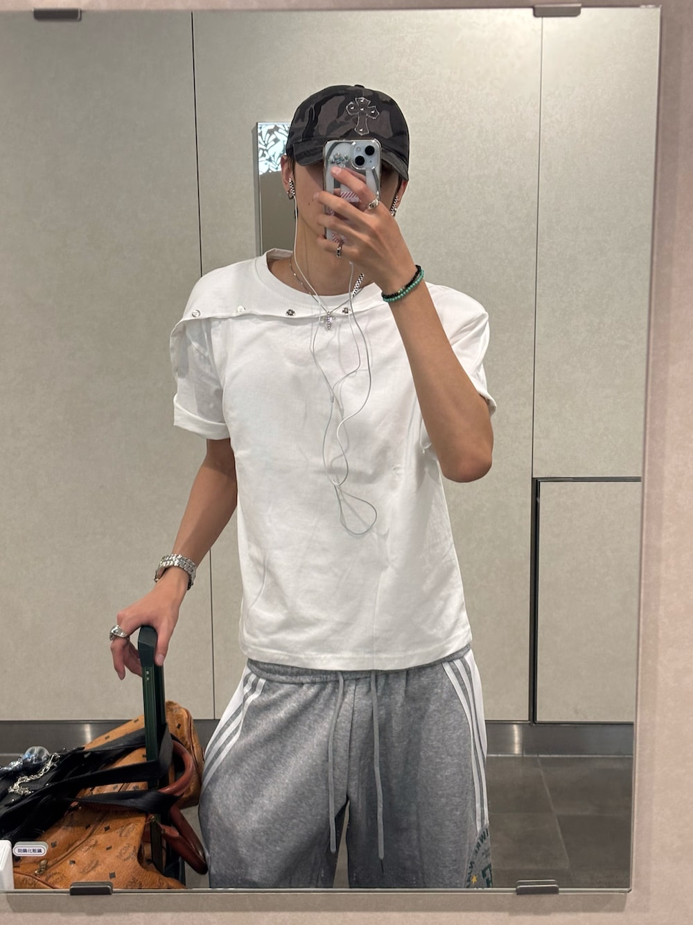 ホワイト系のTシャツ/カットソー、グレー系のスウェットパンツ、ブラック系のサンダルを着用したメンズの夏コーディネートの4枚目の写真