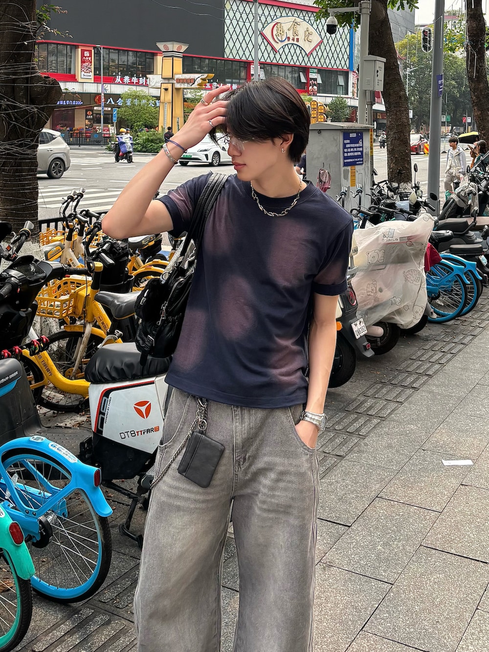 ブルー系のTシャツ/カットソー、グレー系のデニムパンツ、ブラック系のサンダルを着用したメンズの春コーディネートの5枚目の写真