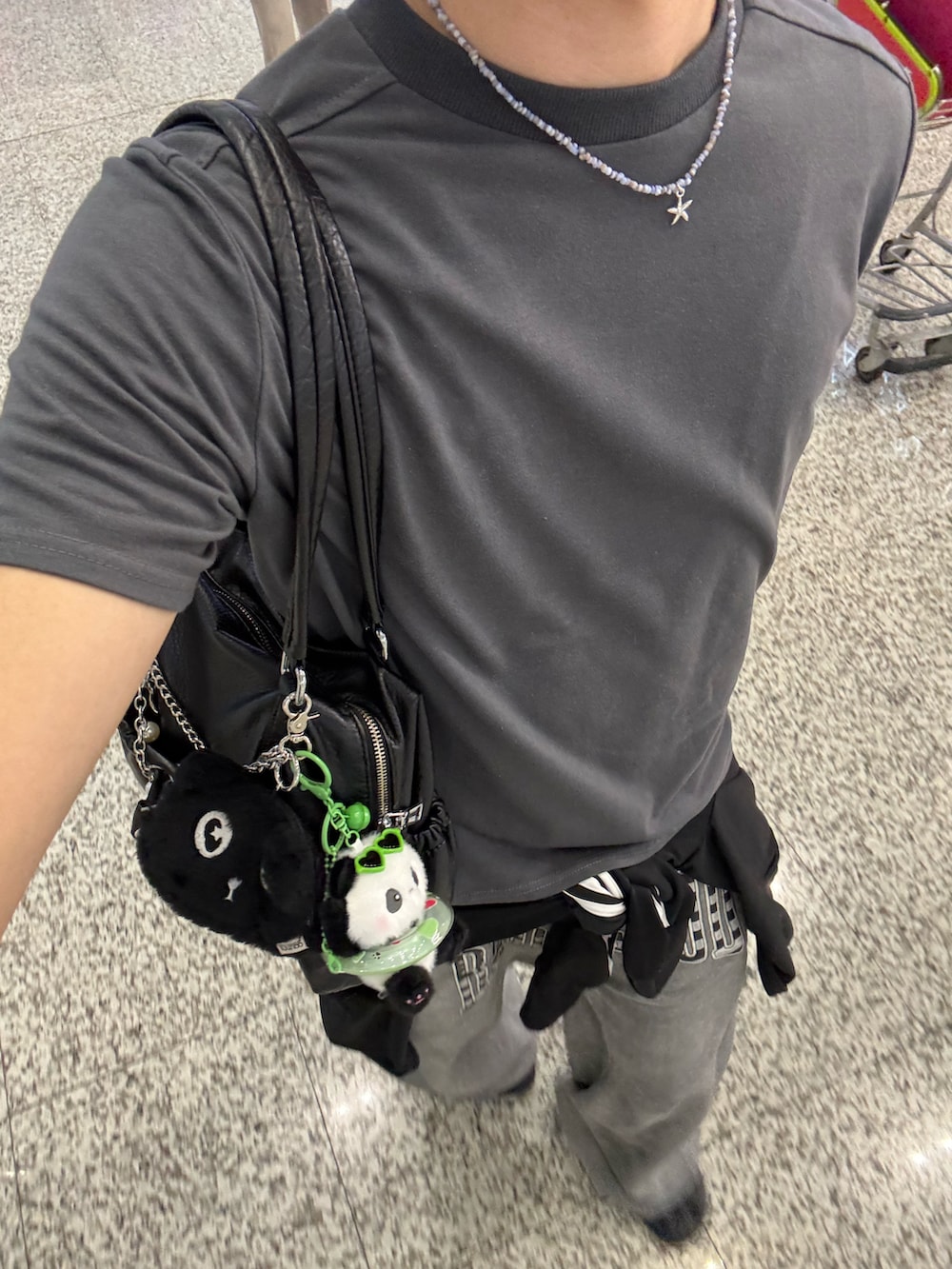 グレー系のTシャツ/カットソー、グレー系のスウェットパンツ、ブラック系のジャージを着用したメンズの春コーディネートの4枚目の写真