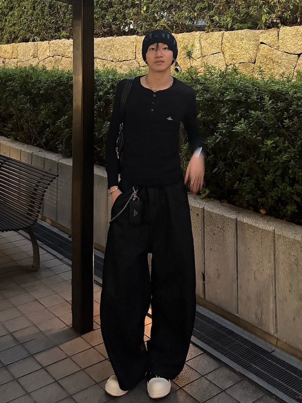 ブラック系のトップス、ブラック系のデニムパンツ、ブラック系のスニーカーを着用したメンズの秋コーディネートの3枚目の写真