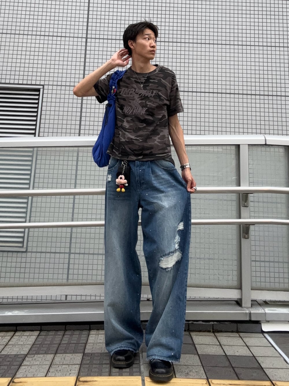 ブラウン系のTシャツ/カットソー、ブルー系のデニムパンツ、ブラック系のシューズを着用したメンズの夏コーディネートの2枚目の写真