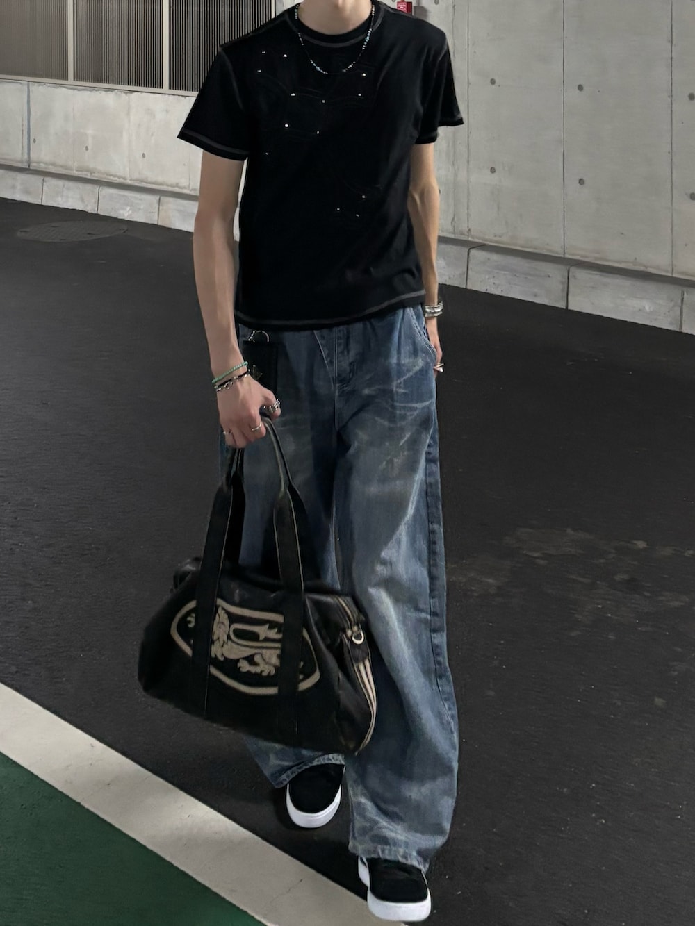 ブラック系のスニーカー、その他のTシャツ/カットソー、ブルー系のデニムパンツを着用したメンズの夏コーディネートの4枚目の写真