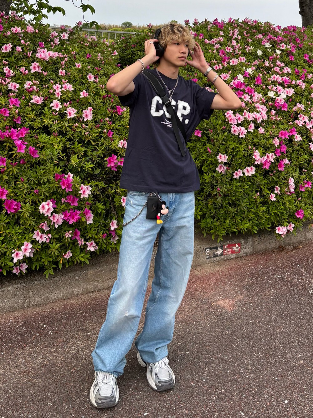 ブルー系のTシャツ/カットソー、ブルー系のデニムパンツ、ホワイト系のスニーカーを着用したメンズの夏コーディネートの2枚目の写真